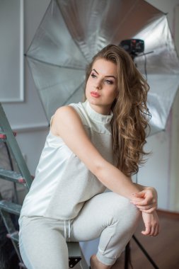 stüdyoda poz uzun saçlı kadın