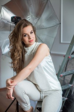stüdyoda poz uzun saçlı kadın