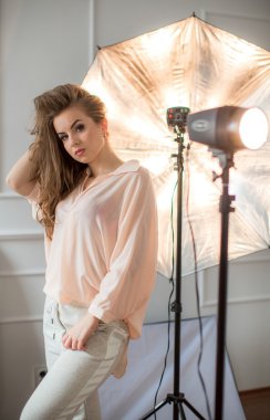 genç kadın stüdyoda poz 