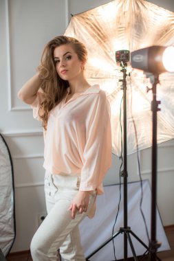 genç kadın stüdyoda poz 