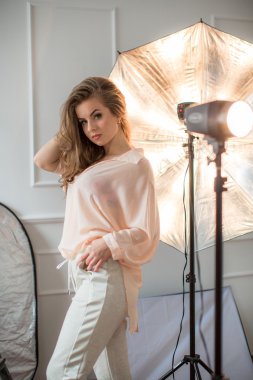 genç kadın stüdyoda poz 