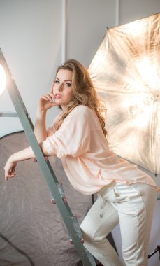 genç kadın stüdyoda poz 