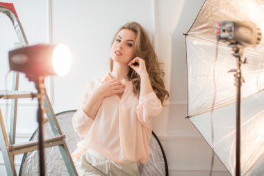 genç kadın stüdyoda poz 