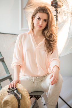 genç kadın stüdyoda poz 