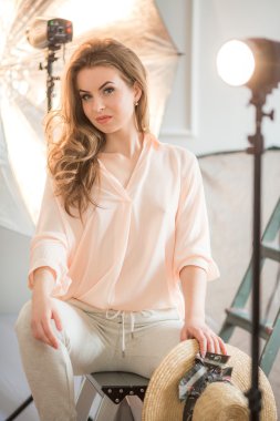 genç kadın stüdyoda poz 