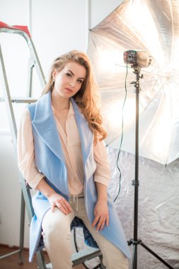 genç kadın stüdyoda poz