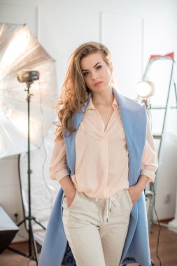 genç kadın stüdyoda poz