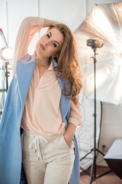 genç kadın stüdyoda poz