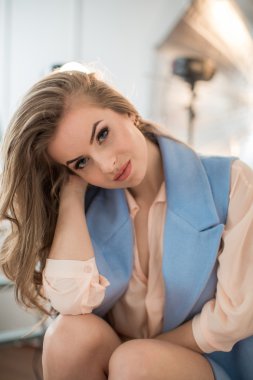 genç kadın stüdyoda poz