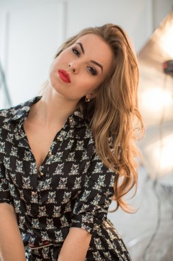 Harika genç kadın uzun saçlı