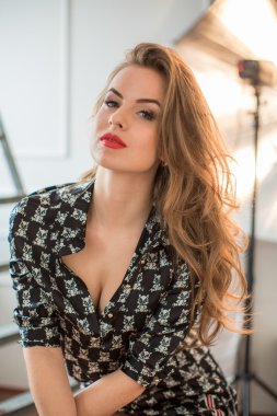 Harika genç kadın uzun saçlı