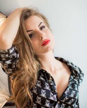 Harika genç kadın uzun saçlı