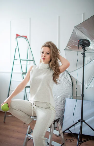 Mujer con el pelo largo posando en estudio — Foto de Stock