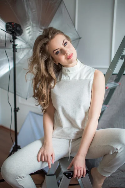 Mujer con el pelo largo posando en estudio —  Fotos de Stock