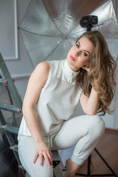 Mujer con el pelo largo posando en estudio —  Fotos de Stock