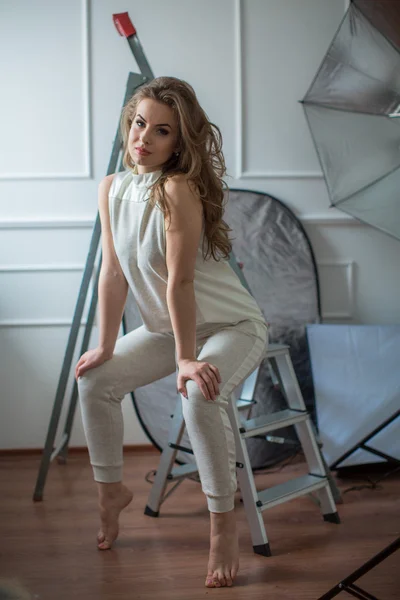 Mulher com cabelos longos posando em estúdio — Fotografia de Stock