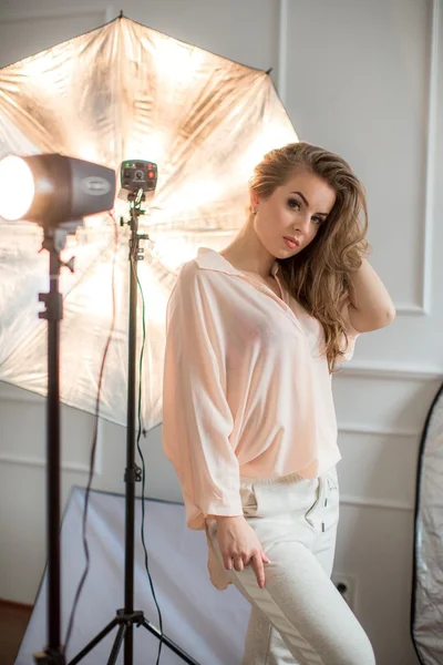 Mujer joven posando en estudio — Foto de Stock