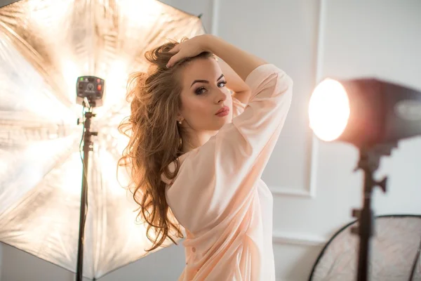 Jonge vrouw poseren in studio — Stockfoto