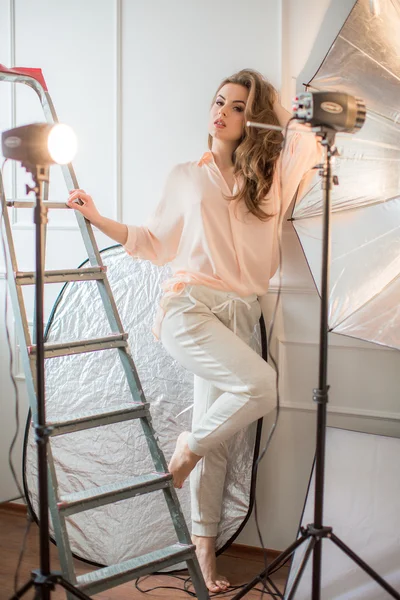 Mujer joven posando en estudio — Foto de Stock