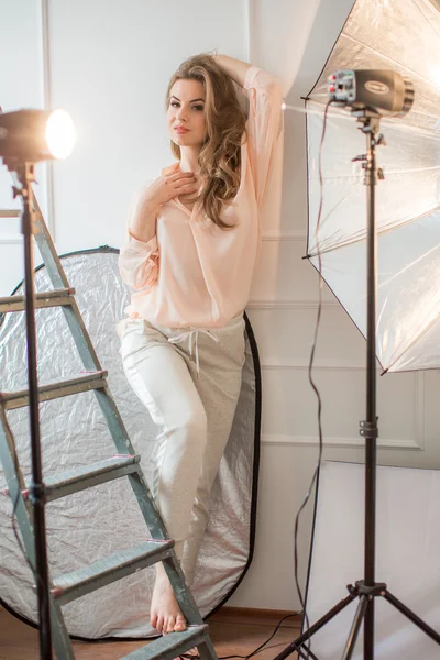 Jonge vrouw poseren in studio — Stockfoto