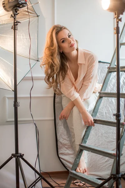 Mujer joven posando en estudio — Foto de Stock