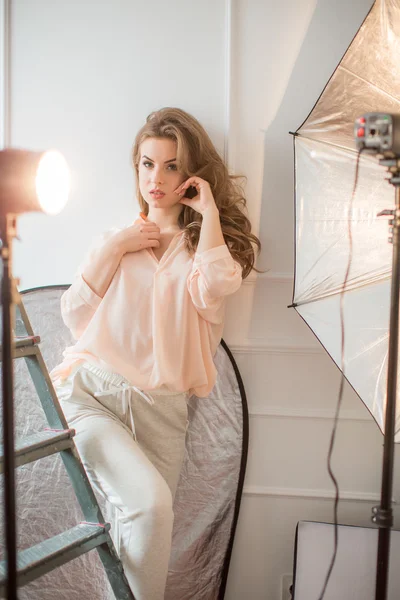 Mujer joven posando en estudio —  Fotos de Stock