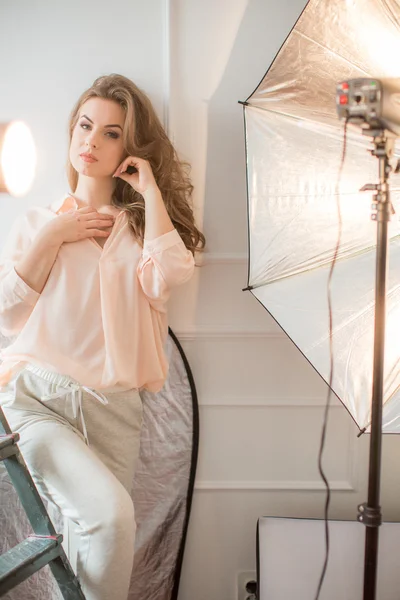 Mujer joven posando en estudio — Foto de Stock