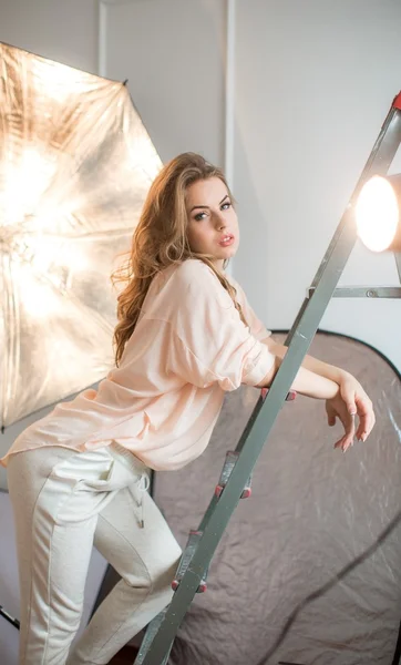 Mujer joven posando en estudio — Foto de Stock