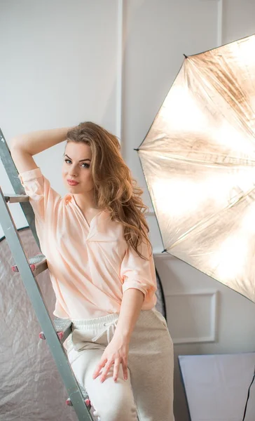 Mujer joven posando en estudio — Foto de Stock