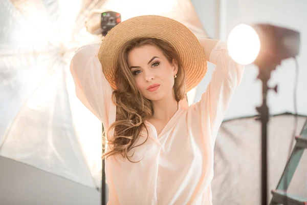 Retrato de mujer joven en sombrero —  Fotos de Stock