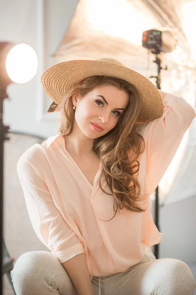 Ritratto di giovane donna in cappello — Foto Stock