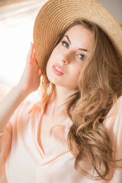 Porträtt av ung kvinna i hatt — Stockfoto