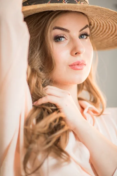 Portrait of  young woman in hat — Stock Photo, Image