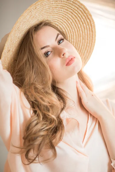 Portré, fiatal nő kalapban — Stock Fotó