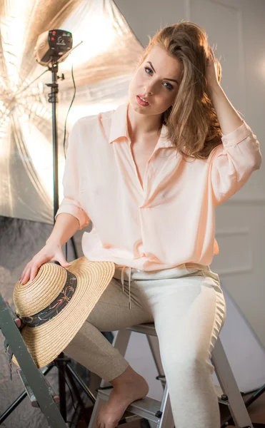 Mujer con el pelo largo posando en estudio — Foto de Stock