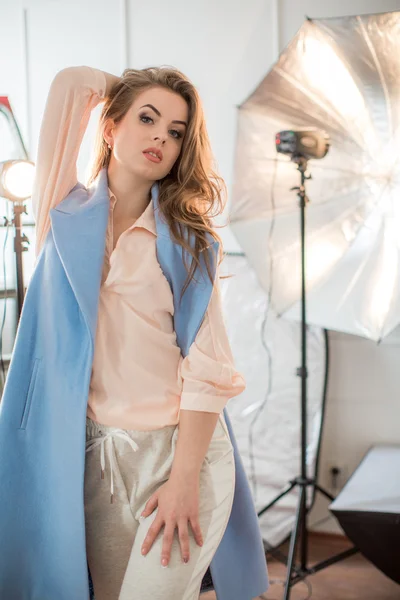 Mujer joven posando en estudio — Foto de Stock