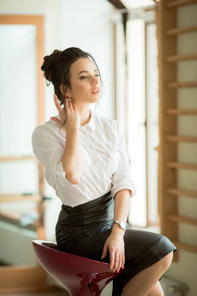 Modefrau sitzt auf Stuhl — Stockfoto