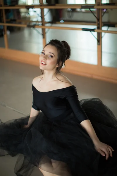 Ballerina entspannt im Klassenzimmer — Stockfoto