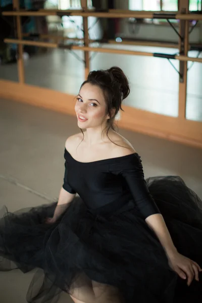 Bailarina é relaxante na sala de aula — Fotografia de Stock