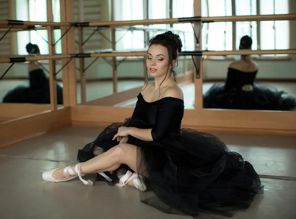 Bailarina é relaxante na sala de aula — Fotografia de Stock