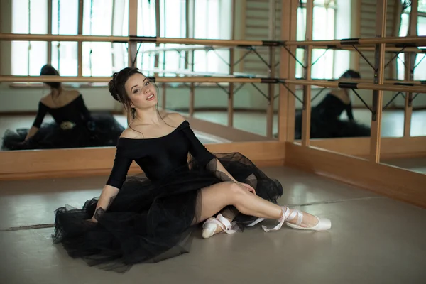 Ballerina entspannt im Klassenzimmer — Stockfoto