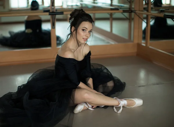 Ballerina si rilassa in aula — Foto Stock