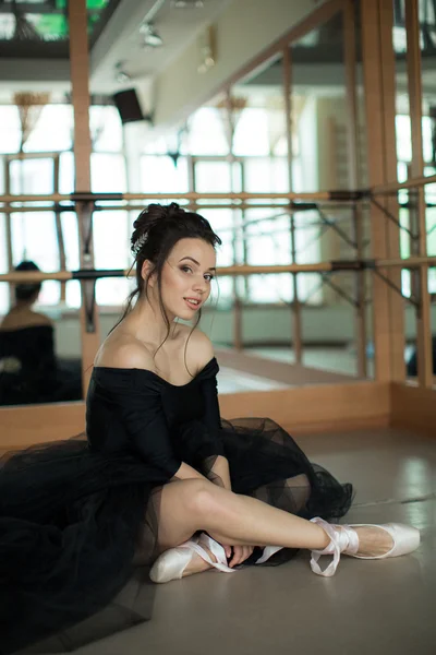 Ballerina is relaxing in class room — Stock Photo, Image