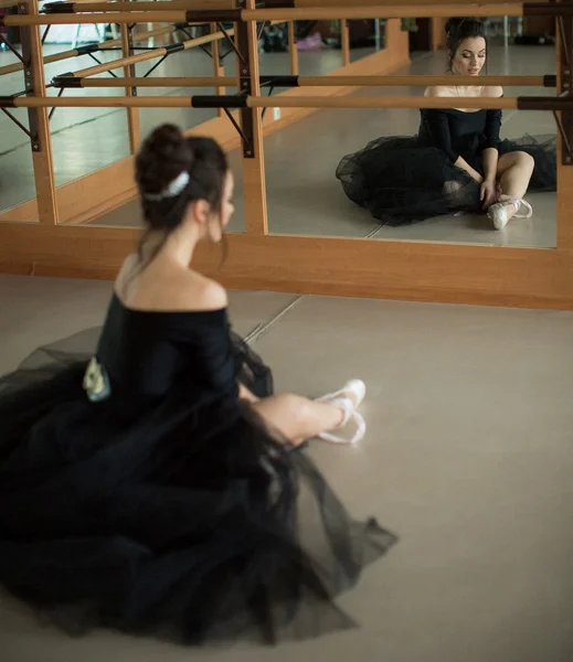 Bailarina é relaxante na sala de aula — Fotografia de Stock