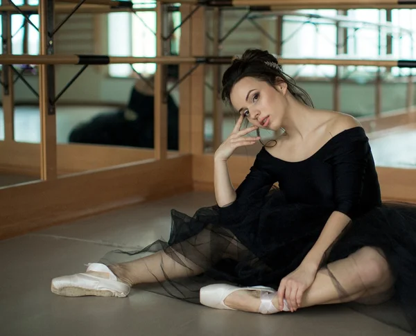 Bailarina é relaxante na sala de aula — Fotografia de Stock