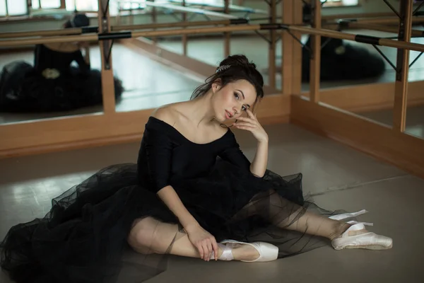 Ballerina entspannt im Klassenzimmer — Stockfoto