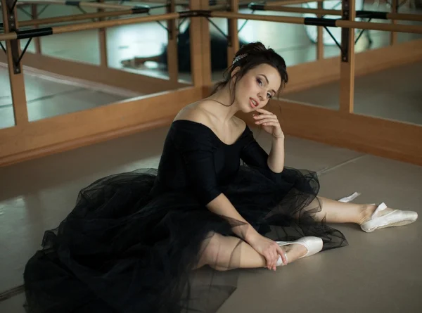 Bailarina é relaxante na sala de aula — Fotografia de Stock