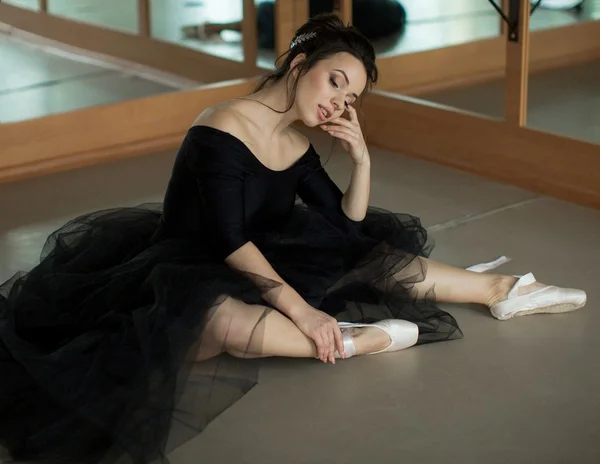 Bailarina é relaxante na sala de aula — Fotografia de Stock