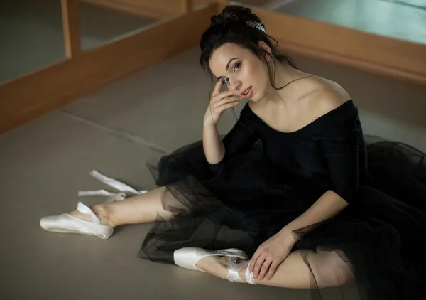 Bailarina é relaxante na sala de aula — Fotografia de Stock