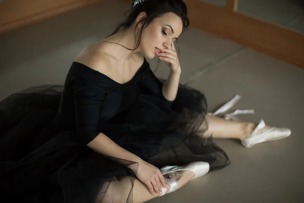 Балерина отдыхает в классе — стоковое фото